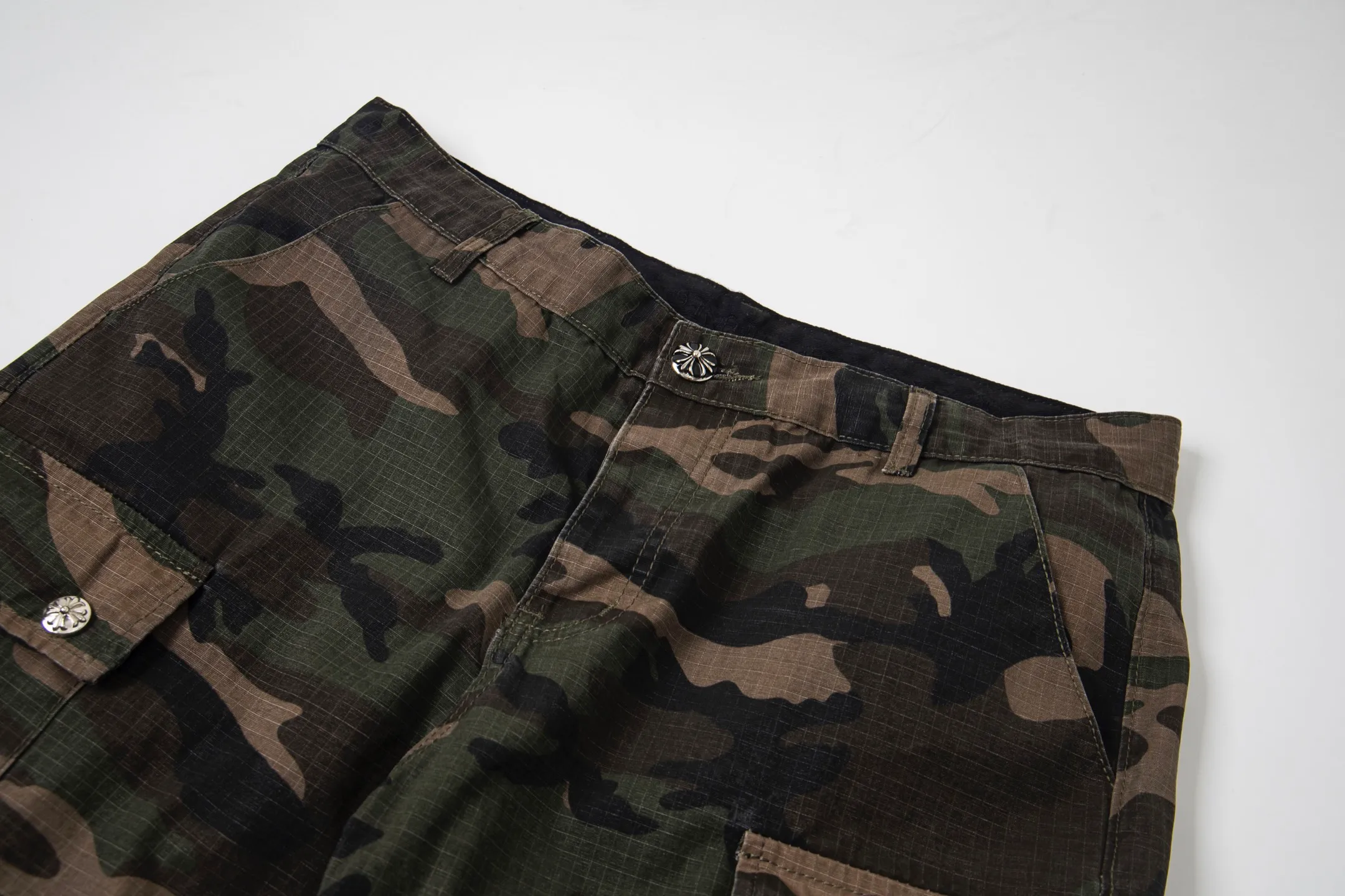 P260 Chrome hearts CH Chrome hearts new silver camouflage three-dimensional pocket overalls Chrome hearts is a top brand in the fashion world, and these pants are one of the best. It uses the classic Levi's jeans bottom panel, which has been carefully disassembled and spliced. The washed effect is natural, showing a unique retro charm. The pants are based on camouflage and are paired with cross patches, which have a great visual impact. These patches are exquisitely crafted and have a luxurious feel. The hardware accessories are ultra-exquisite. The placket buckle is made of silver, hand-polished and painted with distressing liquid. The main buckle has a three-dimensional cross flower shape. The six-pointed star screws and hand-cut leather washers on the back are full of details, which are both beautiful and durable. Style number: 1731# Color: Camouflage Size: 28 30 32 34 36